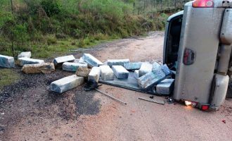 POLÍCIA RODOVIÁRIA  : Picape tomba na BR com  quase 800kg de maconha