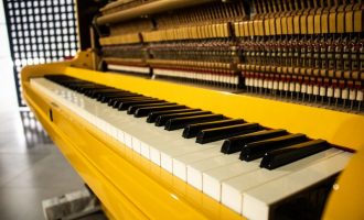 Apac de Pelotas recebe doação de um piano