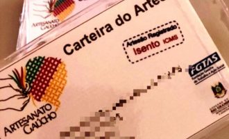 Adolescentes do Case Pelotas  recebem a carteira de artesão