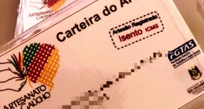 Adolescentes do Case Pelotas  recebem a carteira de artesão