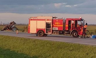 TRÂNSITO : Caminhão com carga  perigosa tomba na BR