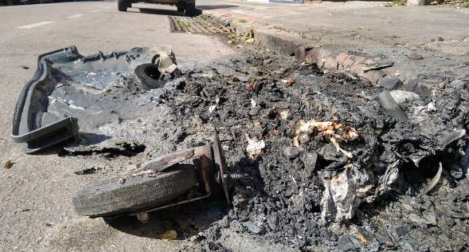 VANDALISMO : Contêineres queimados na área central