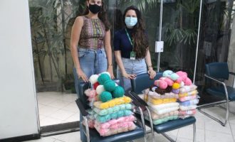 Unimed Pelotas doa novelos de lã para campanha Bouquet do Amo