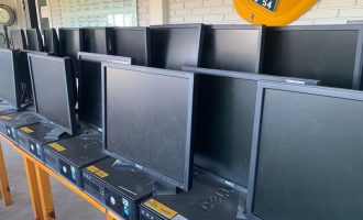 Apac de Pelotas recebe doação de 20 computadores