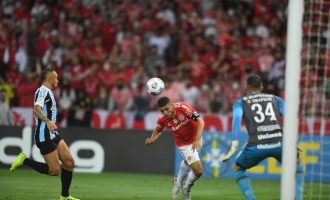 ​Internacional vence clássico com gol de Taison e Grêmio encaminha rebaixamento
