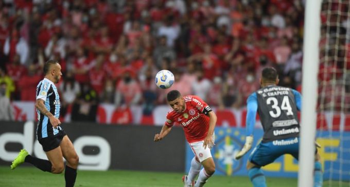 ​Internacional vence clássico com gol de Taison e Grêmio encaminha rebaixamento