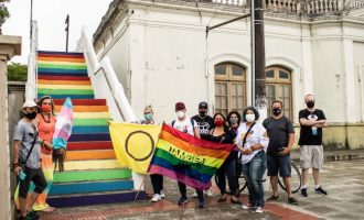 Escadaria de passarela ganha cores da Diversidade em Pelotas