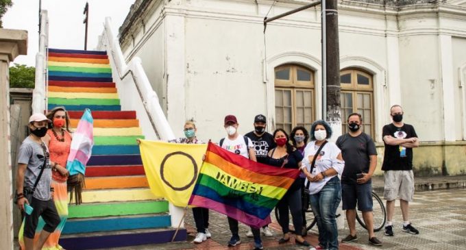 Escadaria de passarela ganha cores da Diversidade em Pelotas