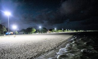 Iluminação em LED no Laranjal acrescenta qualidade à praia