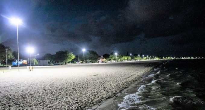 Iluminação em LED no Laranjal acrescenta qualidade à praia