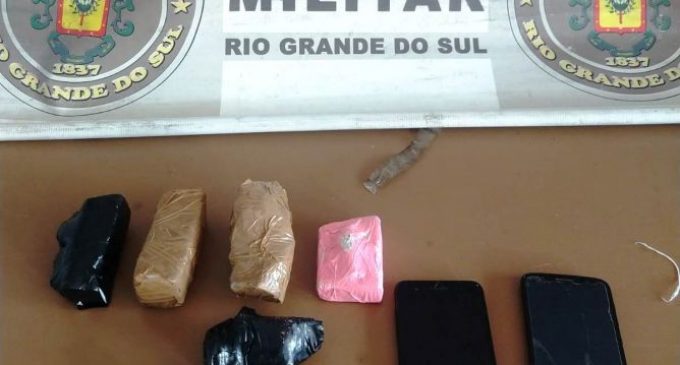 Dupla é flagrada arremessando  drogas para o Presídio Regional