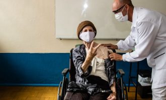 Idosos com 80 anos ou mais recebem 4ª dose a partir desta segunda