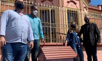 Abrigo de animal comunitário é instalado em frente ao prédio da Câmara