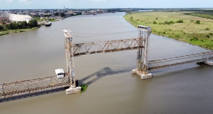 Içamento da ponte férrea móvel do Canal São Gonçalo deverá ser realizado, no mínimo, três vezes por dia