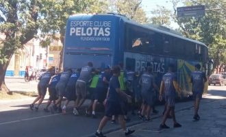 INUSITADO : Jogadores do Pelotas empurram ônibus em plena avenida Bento Gonçalves
