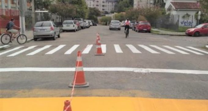 Prefeitura revitaliza faixas de pedestres de áreas escolares