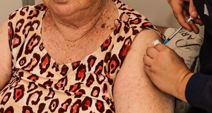 Estudo estima que mais de 4 mil vidas de idosos foram poupadas, por ano, devido à vacina contra a covid-19 no RS