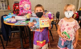 Material escolar arrecadado em campanha é entregue a escolas