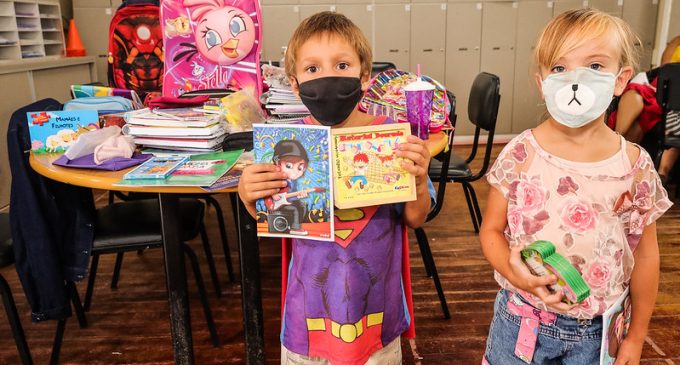 Material escolar arrecadado em campanha é entregue a escolas