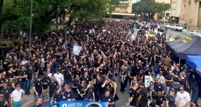 Policiais civis realizam manifestação para que o governador cumpra promessas