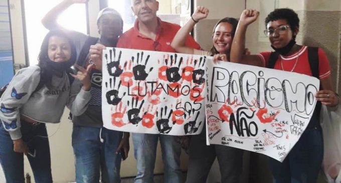 RACISMO  Estudante é chamada de “macaca”  e jovens protestam no Assis Brasil