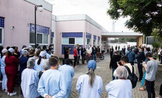 Homenagens marcam encerramento do Centro Covid