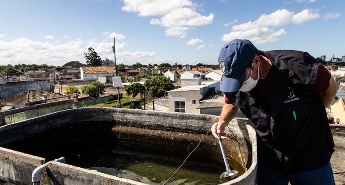 Prefeitura inspeciona possíveis focos do mosquito da dengue no bairro Simões Lopes