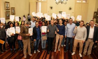 REGULARIZAÇÃO: Mais 76 famílias recebem escrituras de suas casas