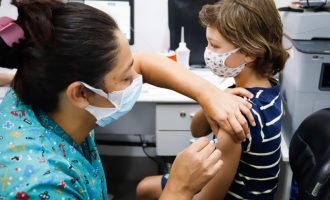 Crianças estão liberadas de observação de 20 minutos após aplicação de vacina contra a Covid