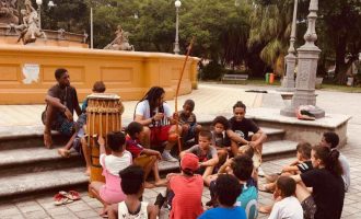 CAPOEIRA : Oficinas do grupo Povo que Ginga  na Praça Coronel Pedro Osório