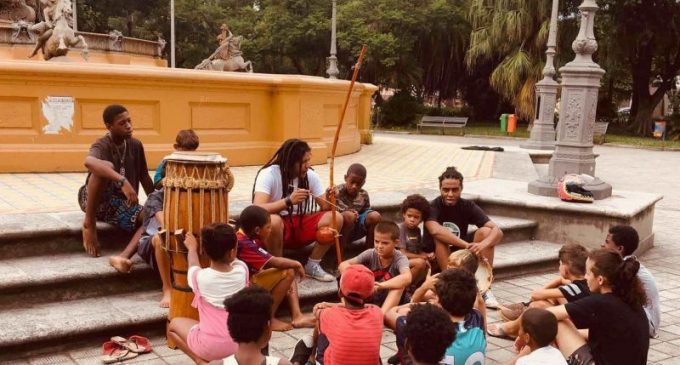 CAPOEIRA : Oficinas do grupo Povo que Ginga  na Praça Coronel Pedro Osório