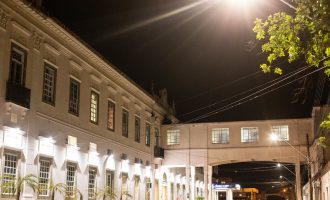 Entorno de hospitais recebe iluminação pública em LED