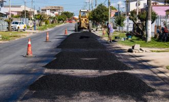 Município assina contrato para pavimentar mais três vias