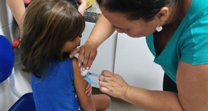 Vacinação de crianças de 3 e 4 anos contra o coronavírus deverá começar gradualmente conforme saldo em estoque