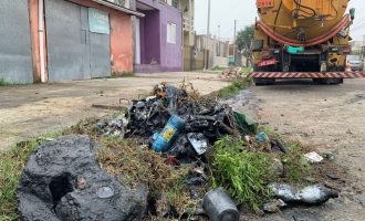Sanep limpa rede pluvial na Vila Farroupilha