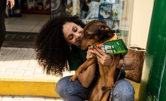 Evento de adoção animal encontra 5 novos lares para cãezinhos do Canil Municipal