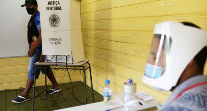 TSE volta a proibir celular, mesmo desligado, na cabine de votação