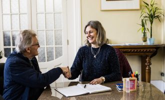 Paula retorna de formação internacional e reassume o Executivo