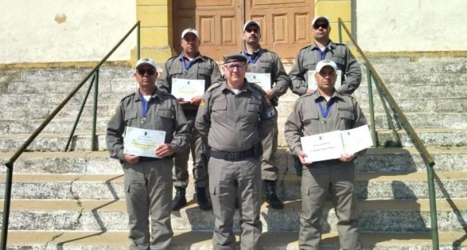 Homenagem a policiais do 4º BPM