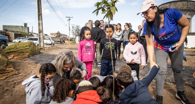 Estudantes fazem plantio no novo Micro Parque de Pelotas