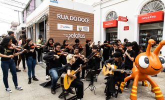 Apresentação musical encanta público na Rua do Doce