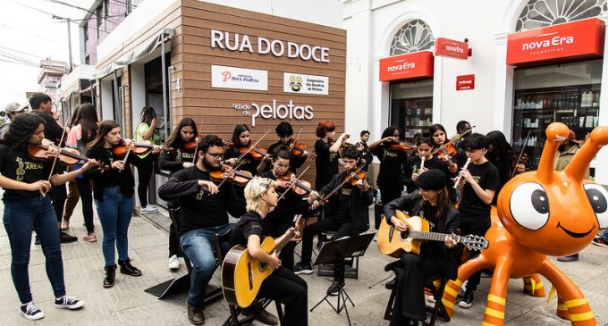 Apresentação musical encanta público na Rua do Doce