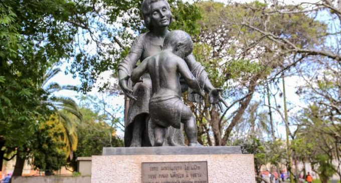 Monumento às Mães de Antônio Caringi passa por conservação e restauro para recuperação de danos de vandalismo