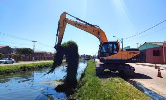 Sanep realiza limpeza em canais da cidade