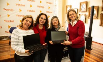 Prefeitura entrega 188 notebooks para escolas municipais