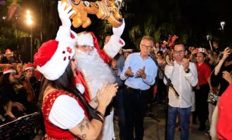 Chegada do Papai Noel atrai centenas de pessoas ao Centro Histórico