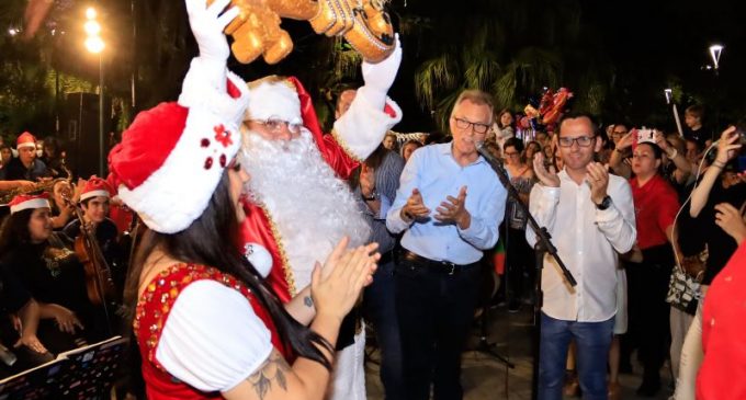 Chegada do Papai Noel atrai centenas de pessoas ao Centro Histórico