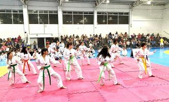 Alunos de projeto da Prefeitura trocam faixas no Taekwondo