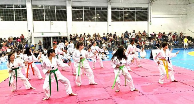 Alunos de projeto da Prefeitura trocam faixas no Taekwondo