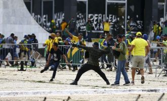 Terroristas invadem Congresso, Planalto e STF